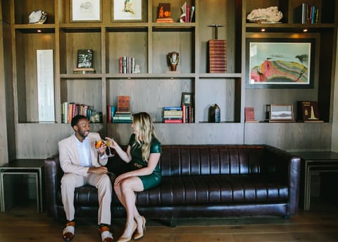 3 bars/lounges, sports bar