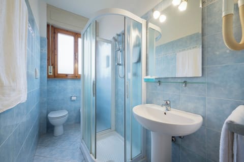 Classic Room, 1 Queen Bed, Balcony, Park View | Bathroom | Shower, free toiletries, hair dryer, bidet