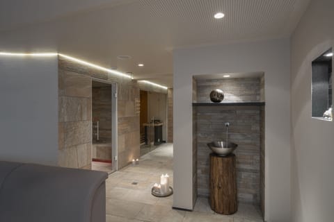 Sauna, steam room