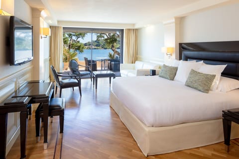 Minibar, in-room safe, soundproofing, iron/ironing board