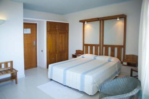 Minibar, in-room safe, desk, free WiFi