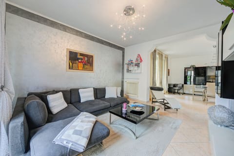 Family Apartment, Multiple Bedrooms (Silvy Apt Salò | Charming & Near) | Living area | TV