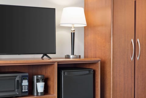 Room, 1 King Bed, Non Smoking | In-room safe, desk, laptop workspace, blackout drapes