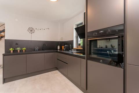 Microwave, dishwasher, coffee/tea maker, cookware/dishes/utensils