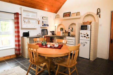Cottage | Private kitchen | Fridge, microwave, oven, stovetop