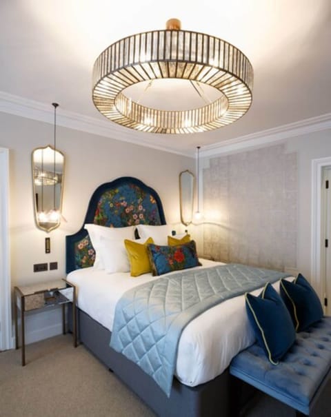 Feature Room Premier | In-room safe, desk, laptop workspace, iron/ironing board