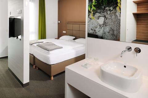 Desk, soundproofing, iron/ironing board, free WiFi