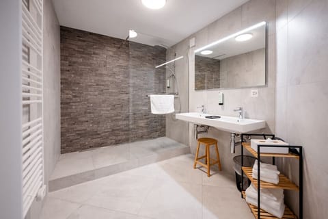 Double Room | Bathroom | Shower, free toiletries, hair dryer, towels