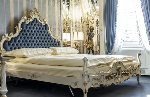 Suite | Minibar, in-room safe, desk, blackout drapes