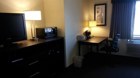 Studio, 1 Queen Bed with Sofa bed, Non Smoking | In-room safe, desk, laptop workspace, soundproofing