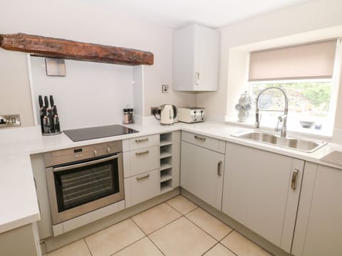 Cottage | Private kitchen | Fridge, dishwasher, electric kettle, toaster