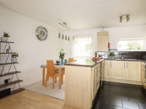 Cottage | Private kitchen | Fridge, dishwasher, electric kettle, cookware/dishes/utensils