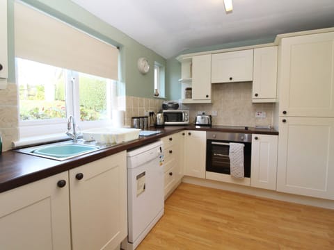 Cottage | Private kitchen | Fridge, dishwasher, electric kettle, toaster