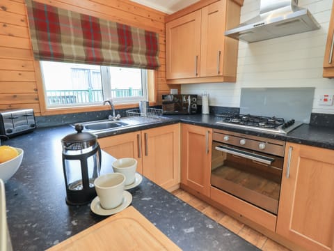Cottage | Private kitchen | Fridge, dishwasher, electric kettle, toaster