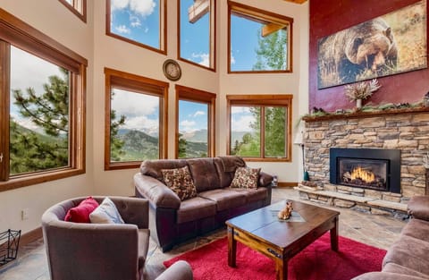 House, 5 Bedrooms | Living area | TV, books