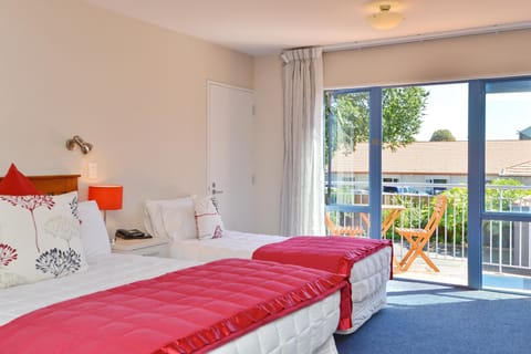 Standard Studio, Non Smoking, Kitchenette (Queen Single Studio) | In-room safe, desk, iron/ironing board, cribs (surcharge)