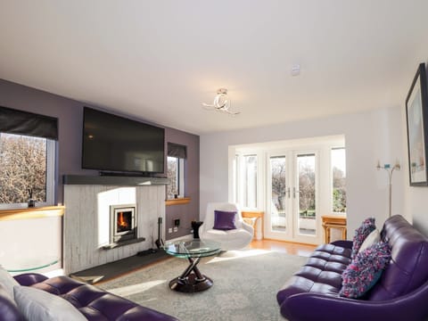 Cottage | Living area | Fireplace