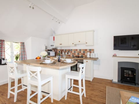 Cottage | Private kitchen | Fridge, cookware/dishes/utensils