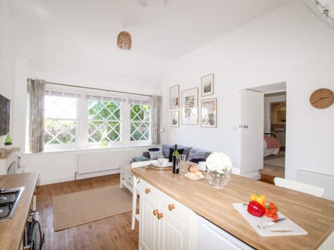 Cottage | Private kitchen | Fridge, cookware/dishes/utensils