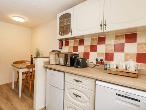 Cottage | Private kitchen | Fridge, dishwasher, electric kettle, toaster