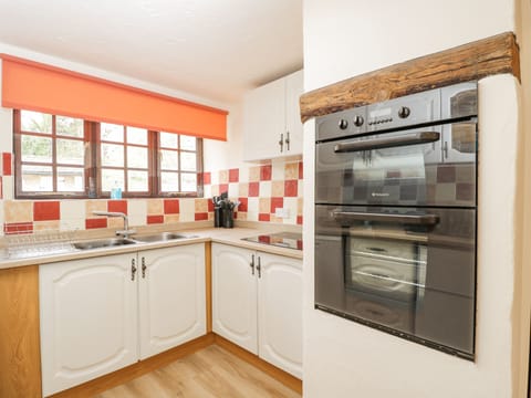 Cottage | Private kitchen | Fridge, dishwasher, electric kettle, toaster