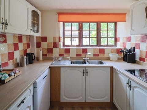 Cottage | Private kitchen | Fridge, dishwasher, electric kettle, toaster