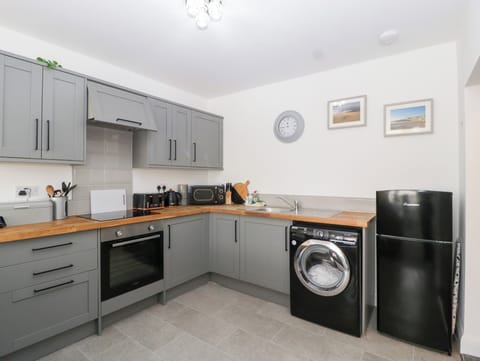 Cottage | Private kitchen | Fridge, electric kettle, toaster, cookware/dishes/utensils