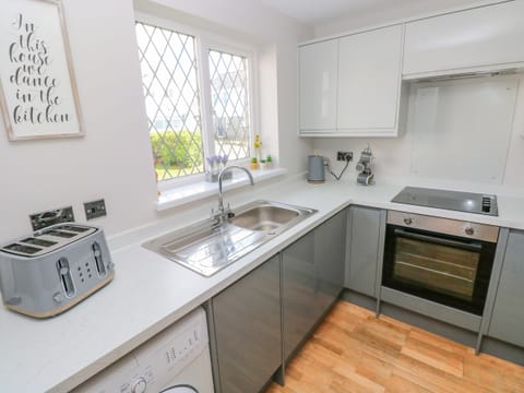 Cottage | Private kitchen | Fridge, electric kettle, toaster, cookware/dishes/utensils