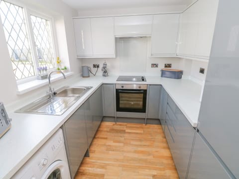 Cottage | Private kitchen | Fridge, electric kettle, toaster, cookware/dishes/utensils