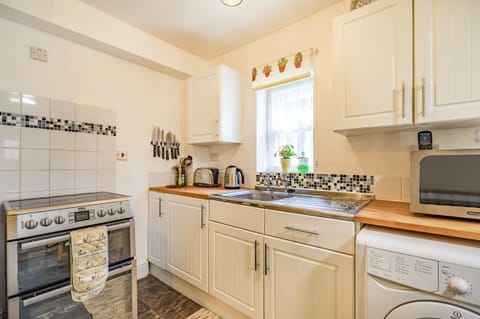 Cottage | Private kitchen | Fridge, electric kettle, toaster, cookware/dishes/utensils