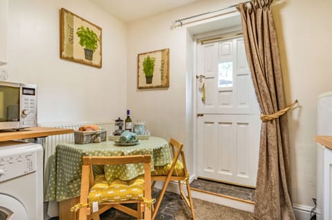 Cottage | Private kitchen | Fridge, electric kettle, toaster, cookware/dishes/utensils