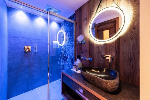 Shower, hair dryer, bathrobes, slippers