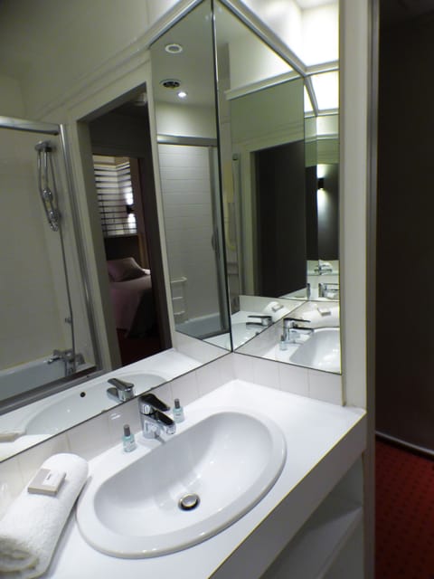 Standard Room for 1 Person | Bathroom | Hydromassage showerhead, free toiletries, hair dryer, towels