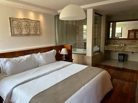 Suite Premium | Minibar, in-room safe, free WiFi, bed sheets
