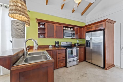 Full-size fridge, oven, stovetop, coffee/tea maker