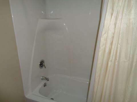 Combined shower/tub, free toiletries, hair dryer, towels