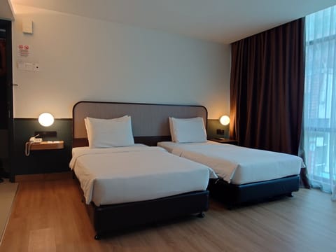 Superior Twin Room | Minibar, in-room safe, desk, laptop workspace