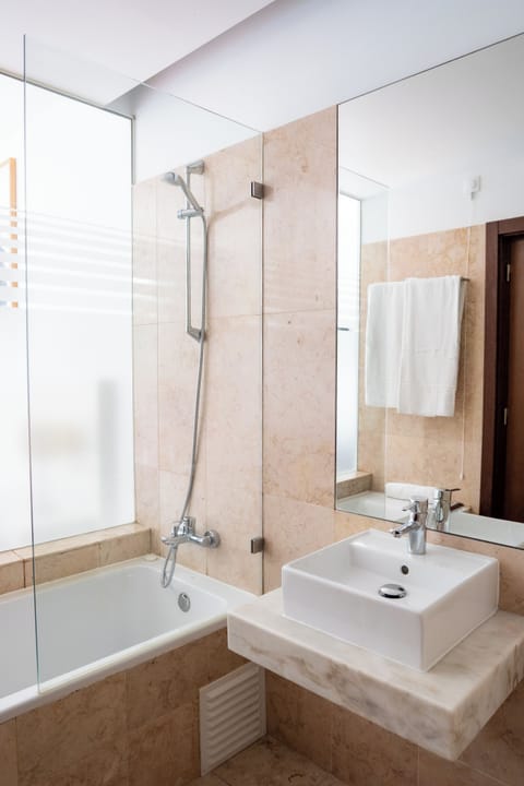 Bathtub, free toiletries, bidet, towels