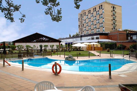 Seasonal outdoor pool