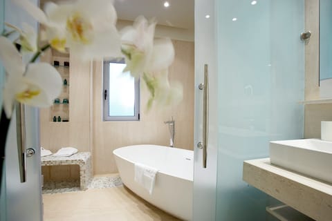 Presidential Bungalow (Maria Callas) | Bathroom | Free toiletries, hair dryer, bathrobes, towels