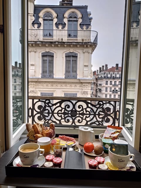 Buffet breakfast for a fee on weekends