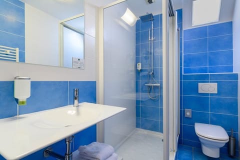 Triple Room | Bathroom | Hair dryer, towels