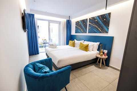 Deluxe Room | Minibar, in-room safe, laptop workspace, blackout drapes