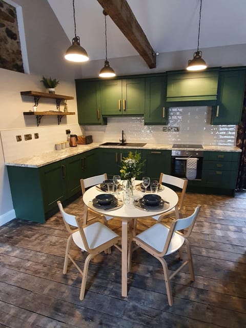 Traditional Cottage, Private Bathroom | Shared kitchen