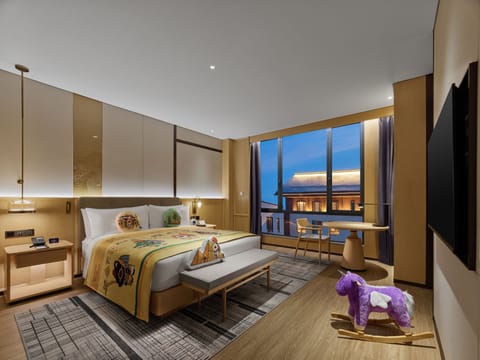 Family Suite, 1 King Bed | Minibar, in-room safe, desk, laptop workspace