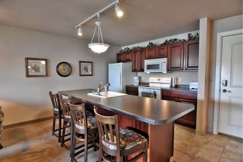 Condo, 1 Queen Bed with Sofa bed, Jetted Tub | Private kitchen | Fridge, microwave, oven, stovetop