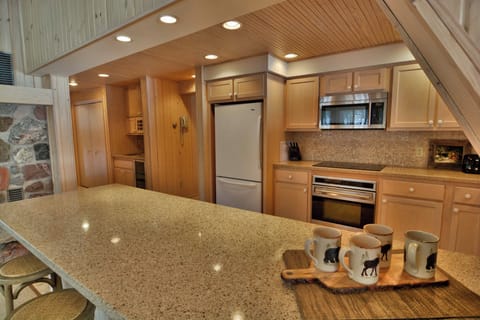 House, Multiple Beds, Patio | Private kitchen | Fridge, microwave, oven, stovetop