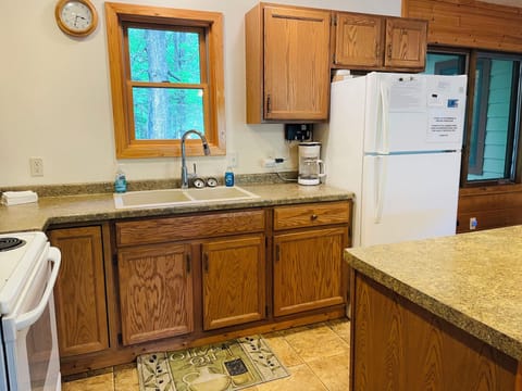 House, Multiple Beds, Patio | Private kitchen | Fridge, microwave, oven, stovetop