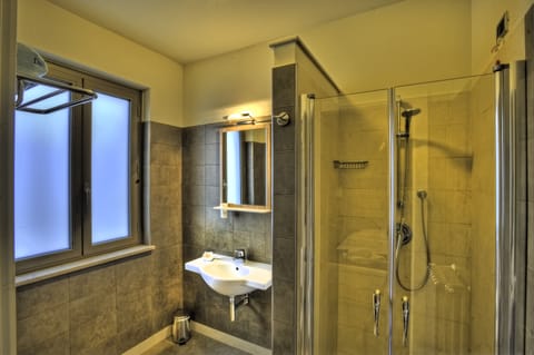 Single Room | Bathroom | Shower, rainfall showerhead, free toiletries, hair dryer
