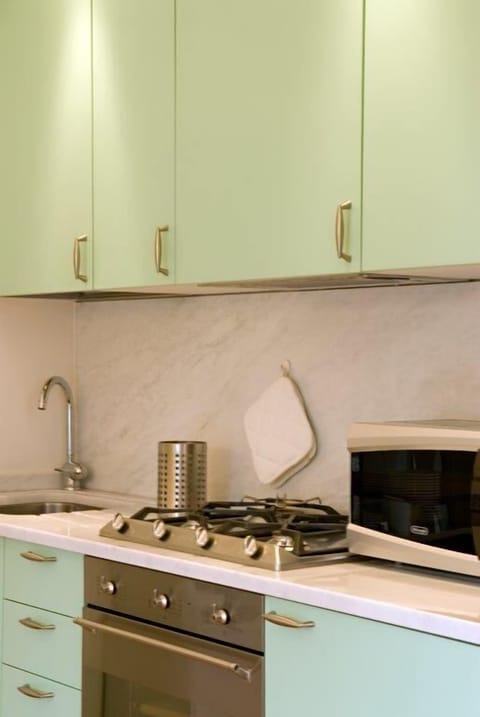 Fridge, microwave, oven, coffee/tea maker